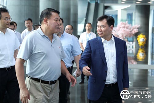 (图为苏宁控股集团董事长张近东向北汽集团董事长徐和谊介绍苏宁发展近况)