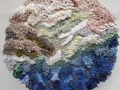 呼吁关注纺织业污染 葡萄牙艺术家用废纱线织出海洋