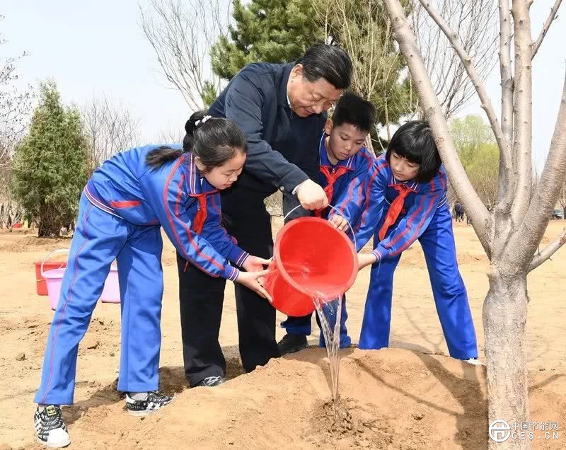 习近平绘出“天蓝山绿水清”的江山丽景图