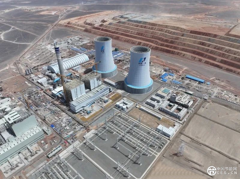 我国首个“沙戈荒”新能源外送基地首批机组在新疆投产发电