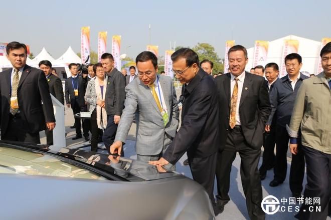 10月19日，首届“全国大众创业万众创新活动周”期间，国务院总理李克强详细了解了汉能自主研发的太阳能全动力汽车。图据汉能官网