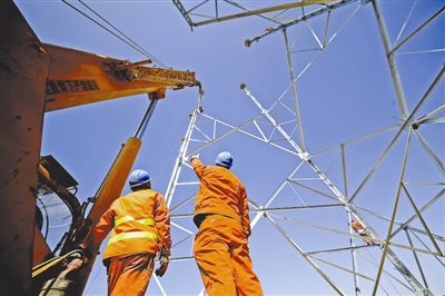 陕西首条1000千伏特高压线路组立铁塔！