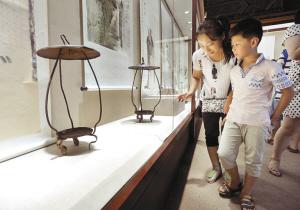 古代也有“节能灯” 百余件古灯具在钟楼展出