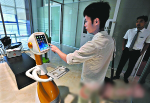 广东智能制造示范中心里的点餐机器人。