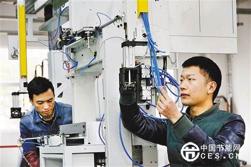 永川区工业机器人基地，工人正在装配、调试工业机器人。