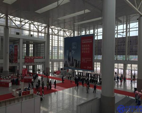 （甫入会场，迎面可见丹佛斯“创想未来，成就绿色舒适生活”主题海报）