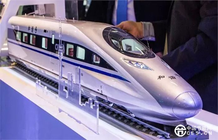在德国柏林交通轨道技术展上，南车展出了装有永磁同步电机的CRH-380A动车组列车模型。
