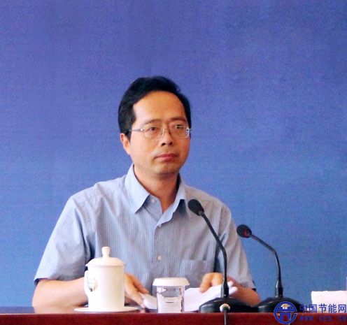 中国农业节水和农村供水技术协会秘书长鞠茂森主持研讨会