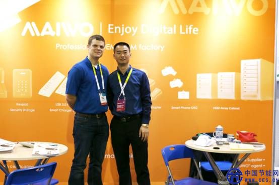 MAIWO 创始人CEO 高亮（右一）和客户