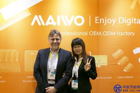 MAIWO 销售总监linda（右一）和客户