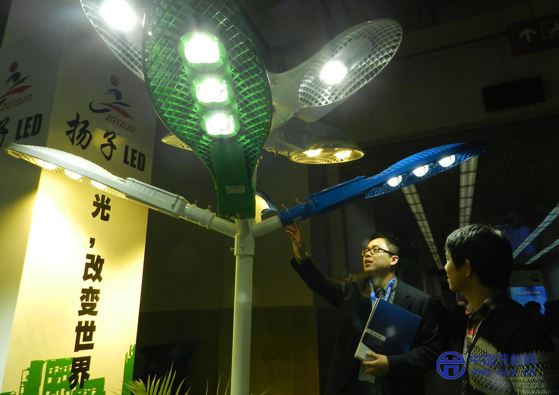 2月29日，观众在2012中国（北京）国际照明展览会上观看一款新型LED节能路灯。 　　